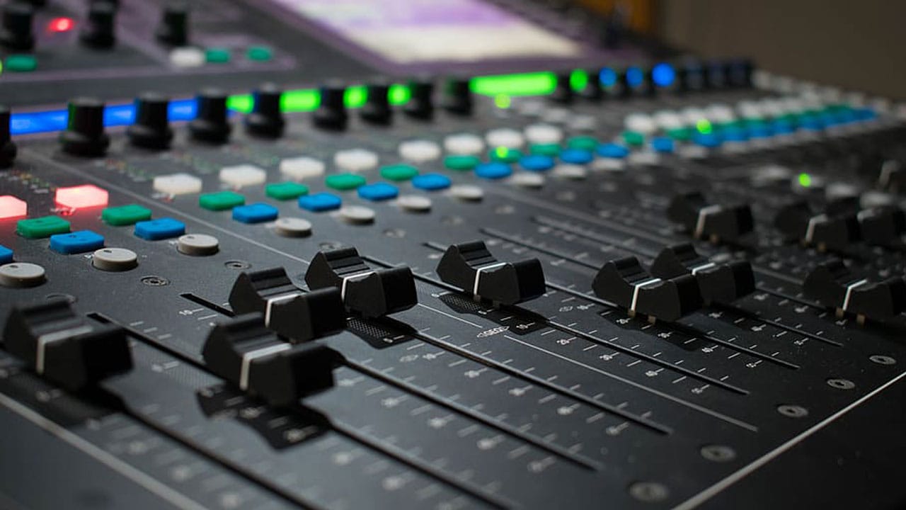 ¿Cómo mantener las voces arriba en la mezcla de audio?