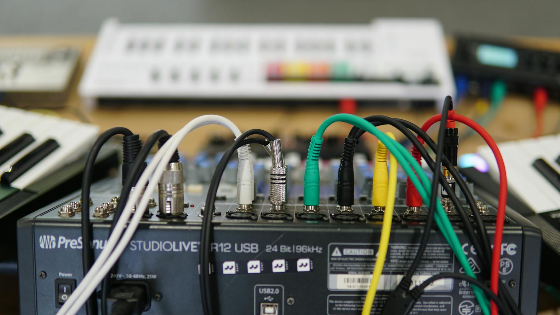 Conecta tus instrumentos a tu consola de audio de la manera adecuada