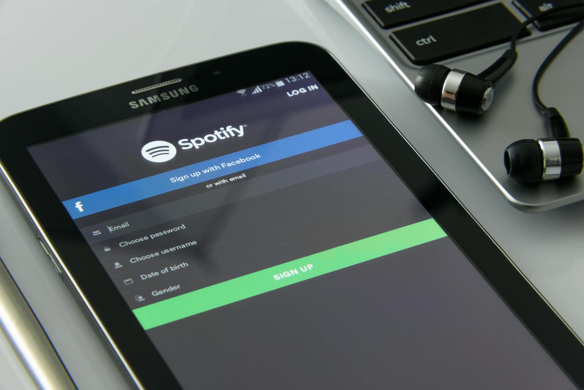 ¿Facebook prohibirá el streaming con música?