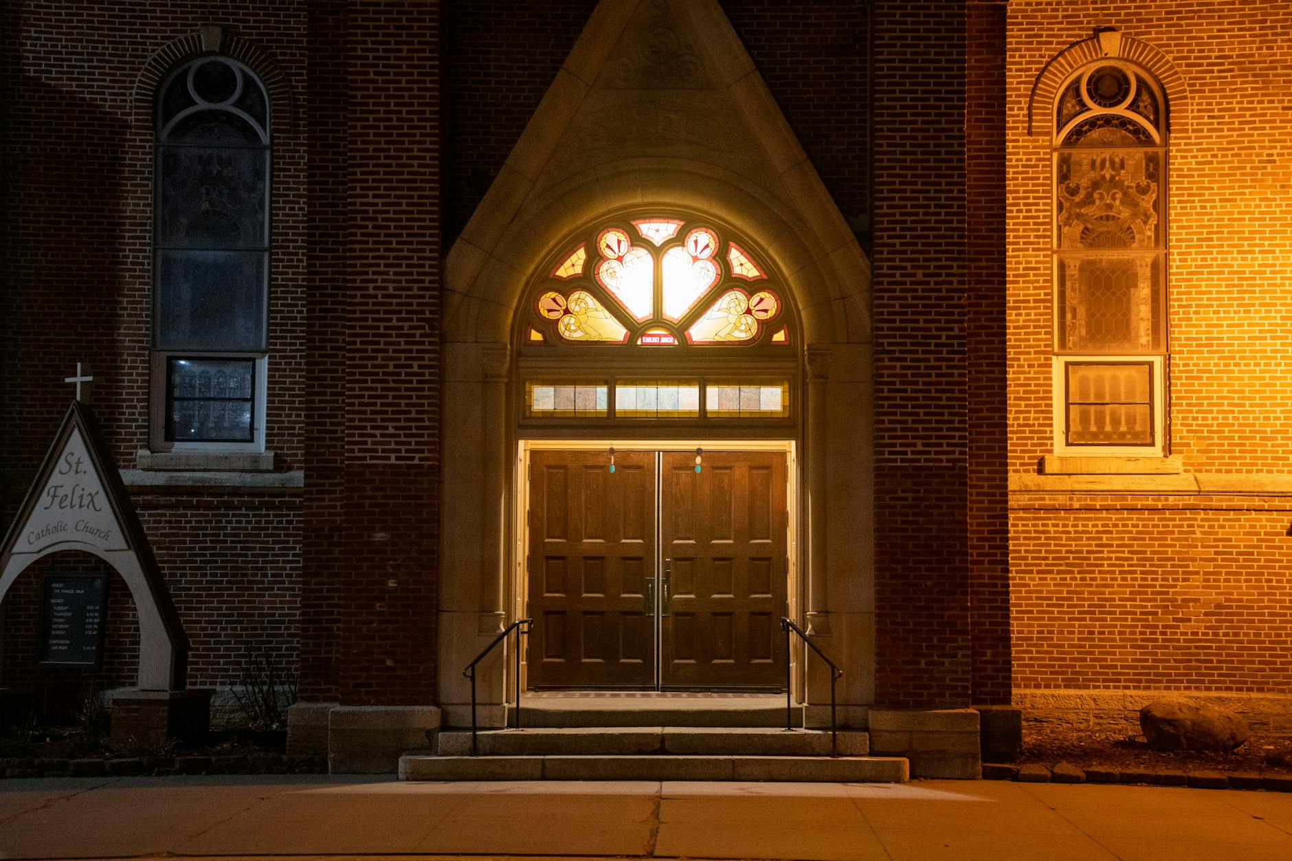 La Puerta Principal de tu Iglesia no necesariamente está en el Edificio