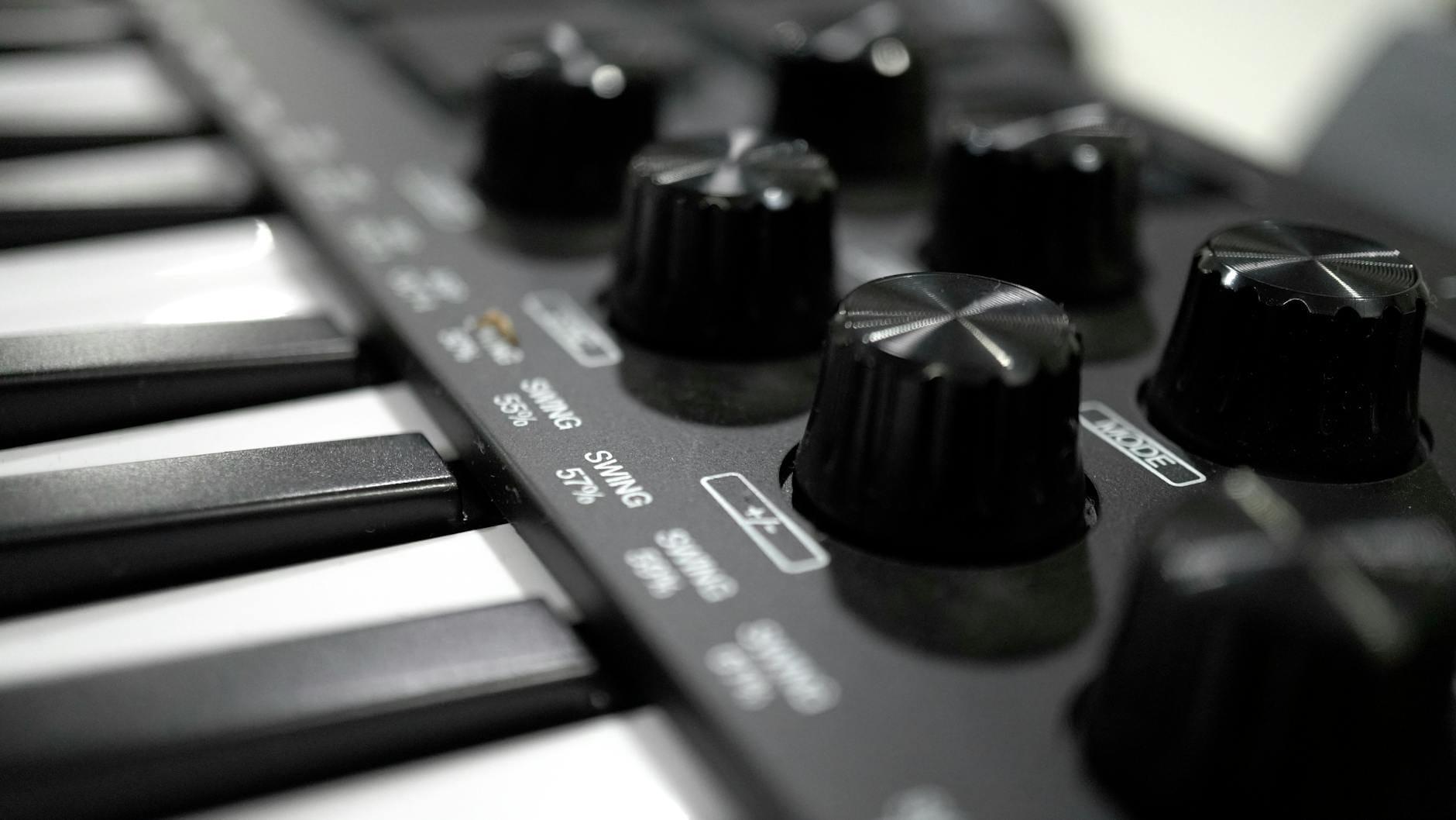 Las Diferencias entre un Controlador MIDI y un Teclado Sintetizador