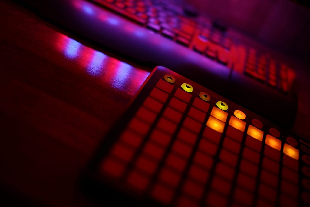 Video: Utilizando controlador MIDI con Ableton Live para Secuencias y Samples