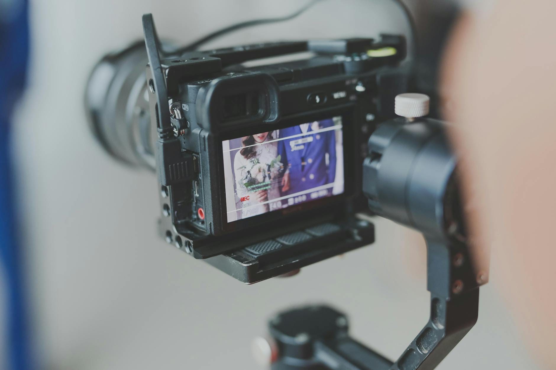 ¿Qué es mejor para grabar los vídeos en la iglesia? DSLR vs Videocámaras