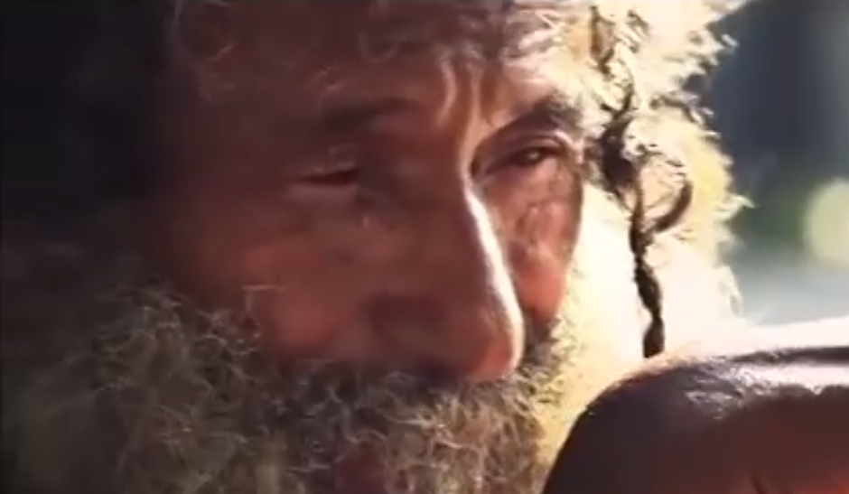 Video: "El condicionado" La historia de un vagabundo que cumple su sueño y encuentra a su familia en Facebook