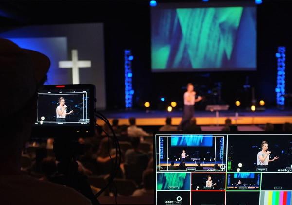 ¿Es mejor tener la transmisión en vivo de tu iglesia en tu sitio web?