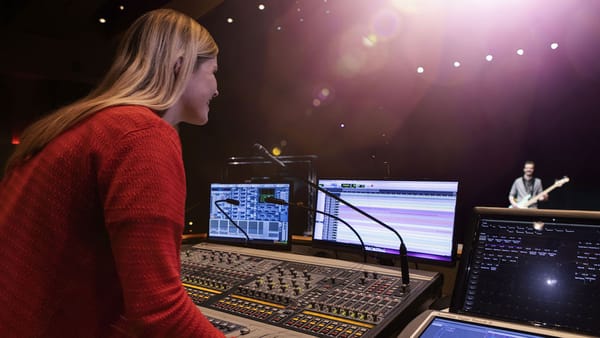 3 Tips para una mejor comunicación entre el escenario y la cabina de audio