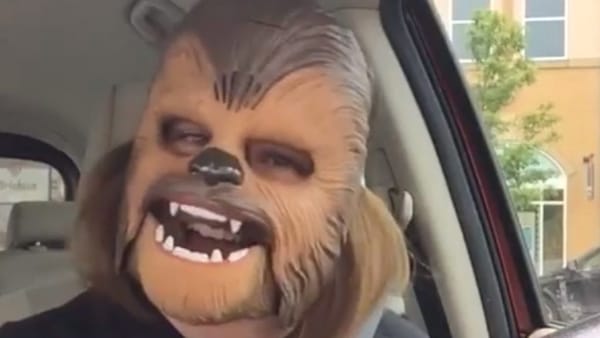 La mujer con la mascara de Chewbacca es Cristiana y líder de Alabanza