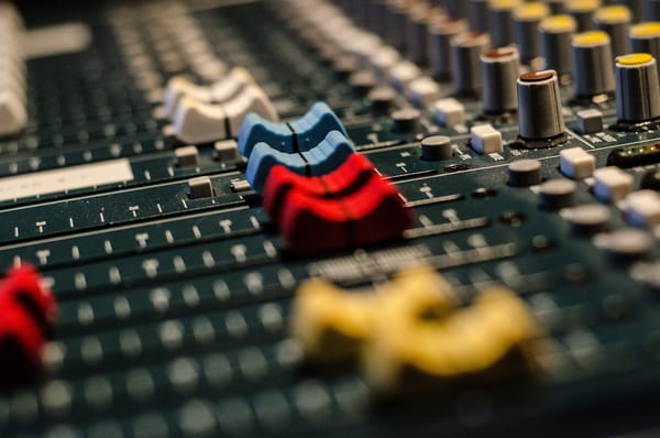 Cómo solucionar los problemas de audio en la iglesia