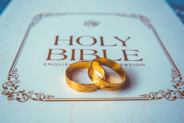 Biblia escrita en letras de oro de 1500 años