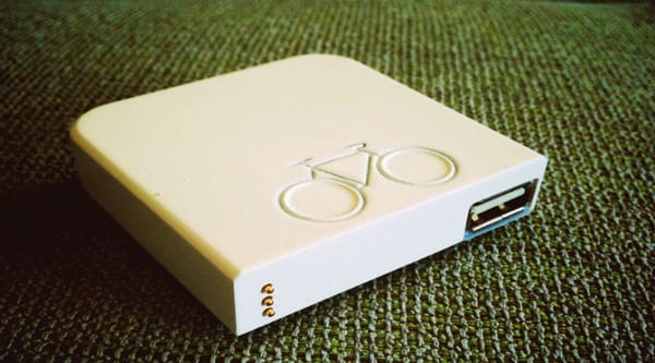 Gadget para cargar el celular en bici