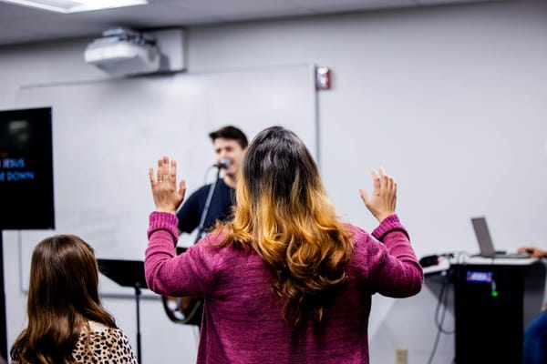 ¿Cómo conectar correctamente el proyector de video en la iglesia?