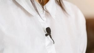COMO AFECTA LA COLOCACIÓN DEL MICRÓFONO A LA VOZ