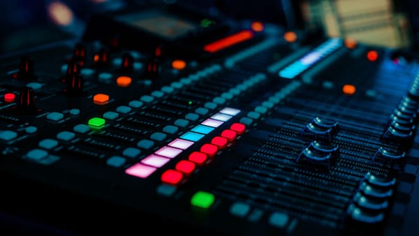 ¿Cuál es la diferencia entre una consola de audio digital y una análoga?