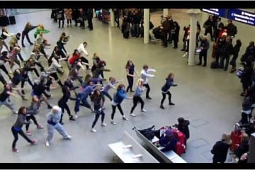 Talentosos bailarines sorprenden a viajeros.