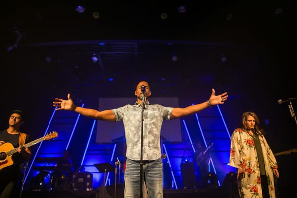 Israel Houghton, uniendo a la iglesia a través de la adoración.