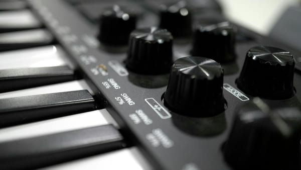 Las Diferencias entre un Controlador MIDI y un Teclado Sintetizador