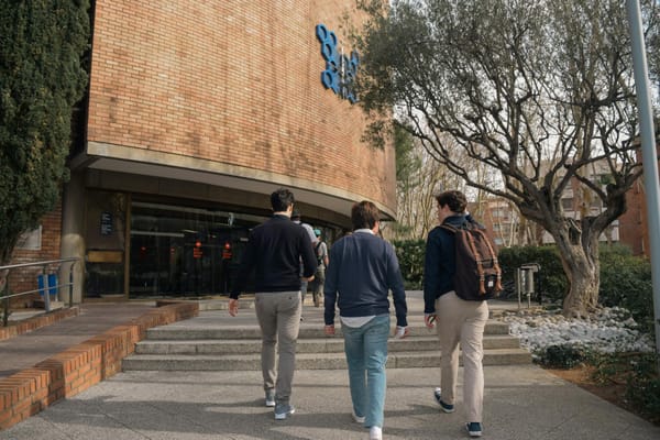 Participa y gana un acceso al curso de piano de Academia Tecnoiglesia