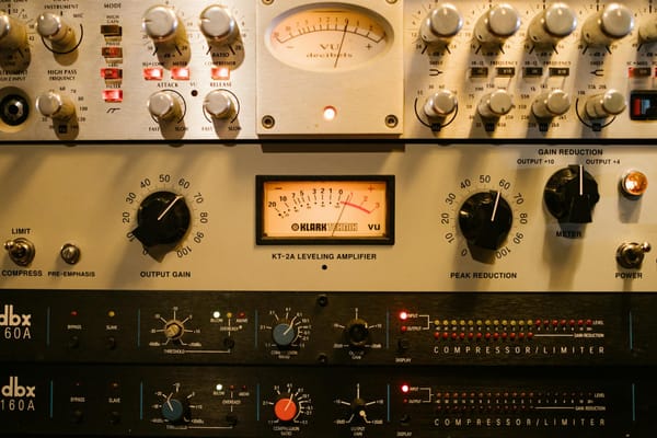 Qué son y cómo funcionan los compresores de audio.