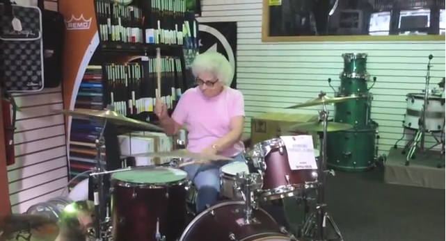 VIDEO: La abuelita baterista