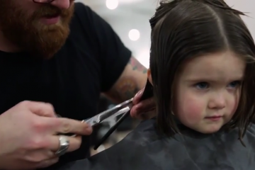 Emily de 3 años corta su cabello para ayudar