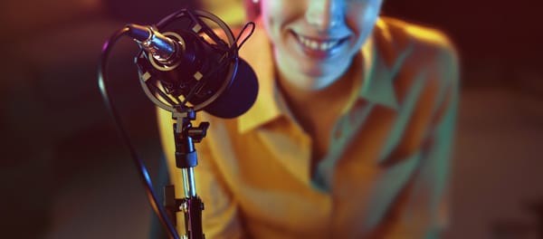 ¿Qué necesitaría para crear un estudio para  radio o podcast por internet?